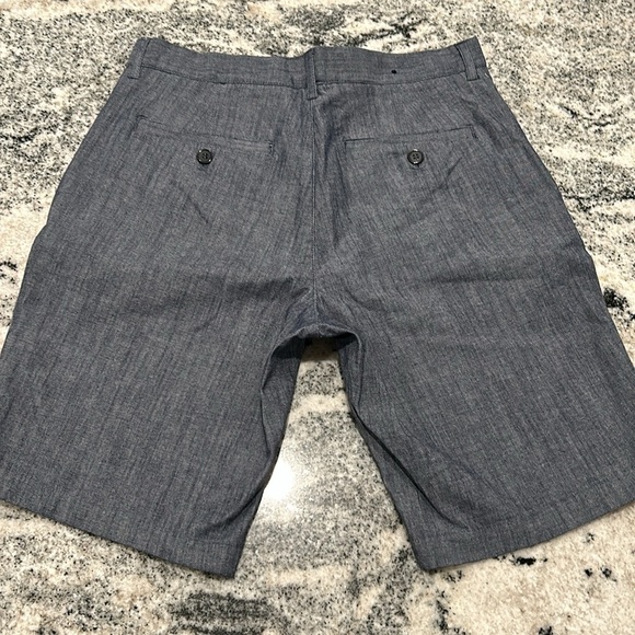BNWT Size 32 H&M slim fit shorts, 2 side pockets, 2 back pockets and belt loops - Picture 7 of 10